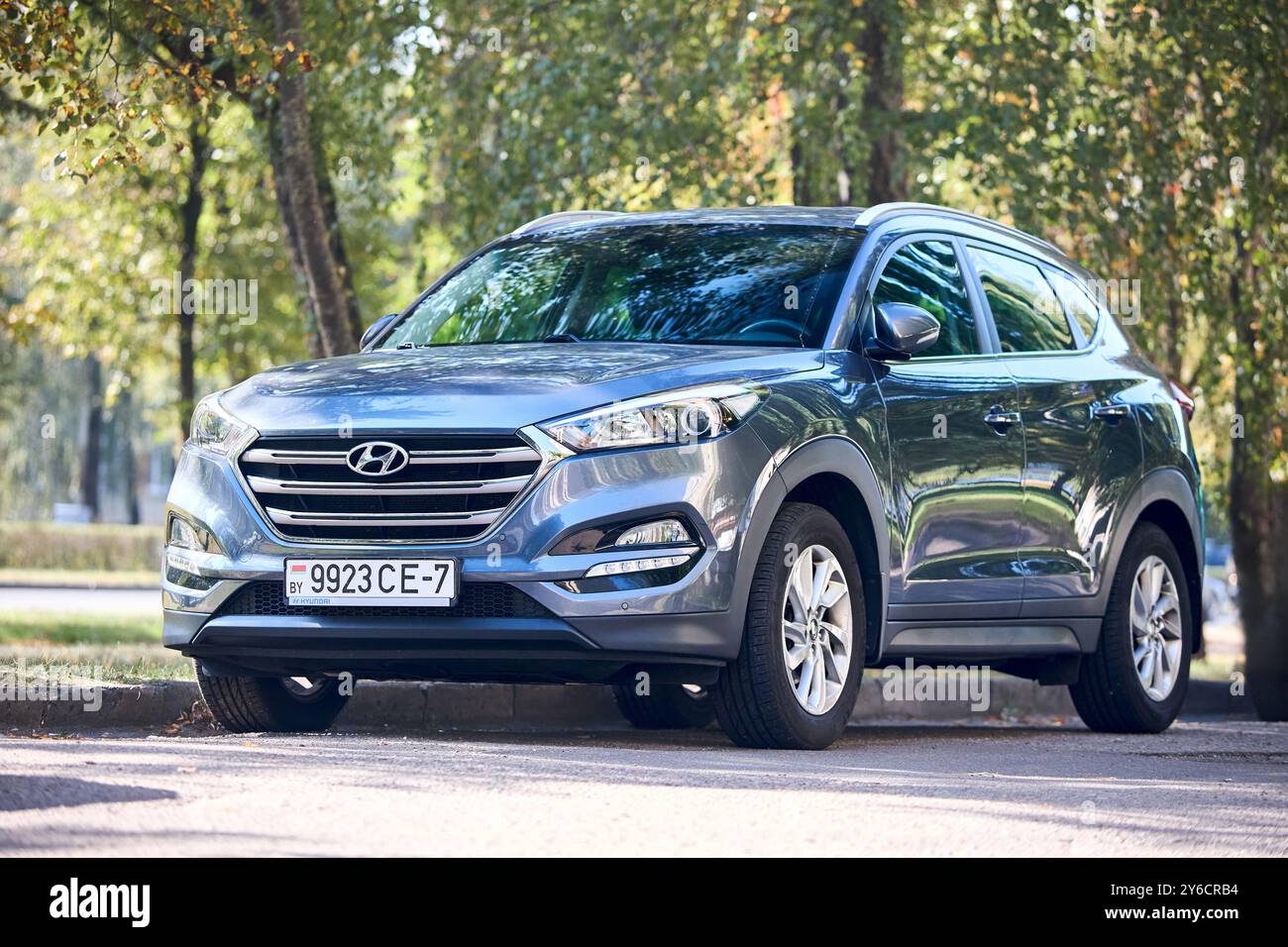 Minsk, Bielorussia - 18 settembre 2024: Hyundai Tucson Premium di terza generazione pre-facelift SUV 2015 2021 blu metallizzato frontale con vista su tre quarti parcheggiato Foto Stock