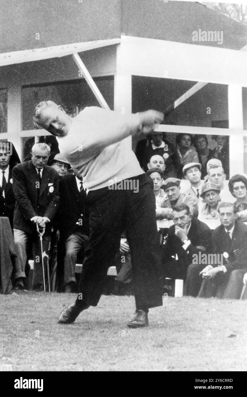 IL GOLFISTA DI GOLF CANADA CUP JACK NICKLAUS IN AZIONE SI SCHIANTA DURANTE IL GIOCO A PARIGI ; 26 OTTOBRE 1963 Foto Stock