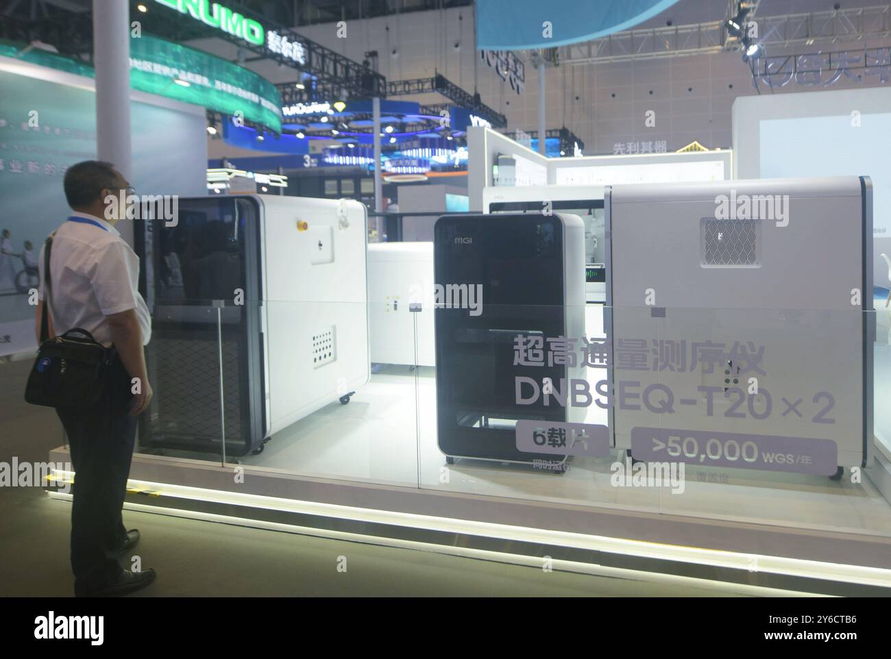 HANGZHOU, CINA - 25 SETTEMBRE 2024 - gli spettatori guardano il sequenziatore ad altissima produttività di BGI Genomics al Global Digital Trade Expo il 25 settembre 2 Foto Stock