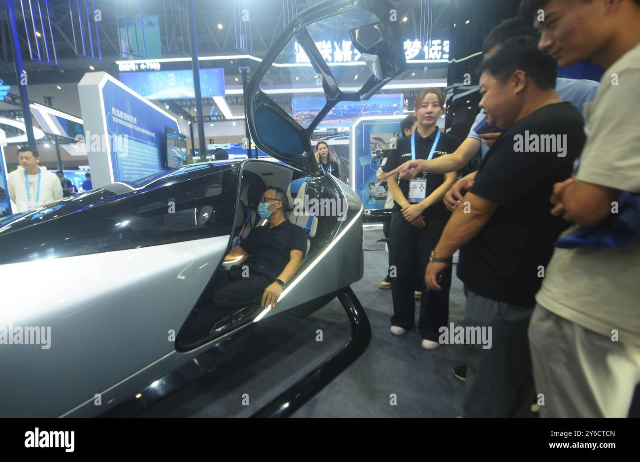 HANGZHOU, CINA - 25 SETTEMBRE 2024 - gli spettatori sperimentano il decollo e l'atterraggio verticale elettrico della "Flying car" di Xiaopeng Motors (eVTOL) presso il Foto Stock