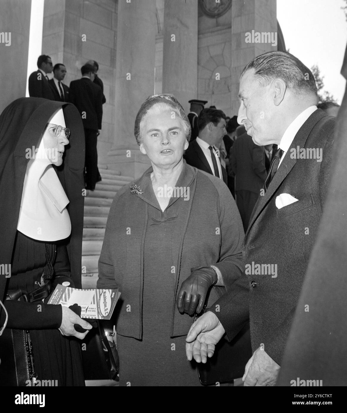 SEAN LEMASS CON LA MOGLIE KATHLEEN E LA MADRE MARY GABRIEL ALLA TOMBA DI UN SOLDATO SCONOSCIUTO IN VIRGINIA, USA / ; 18 OTTOBRE 1963 Foto Stock