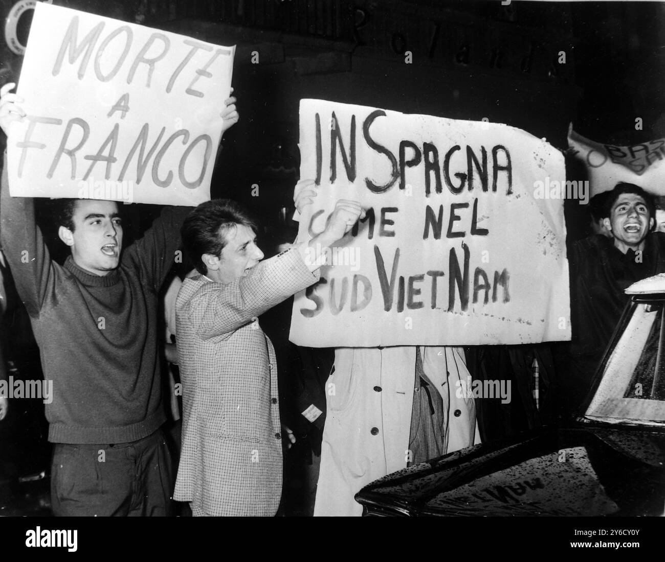 DIMOSTRAZIONE DI SINISTRA FUORI DALL'AMBASCIATA SPAGNOLA A ROMA; 8 OTTOBRE 1963 Foto Stock