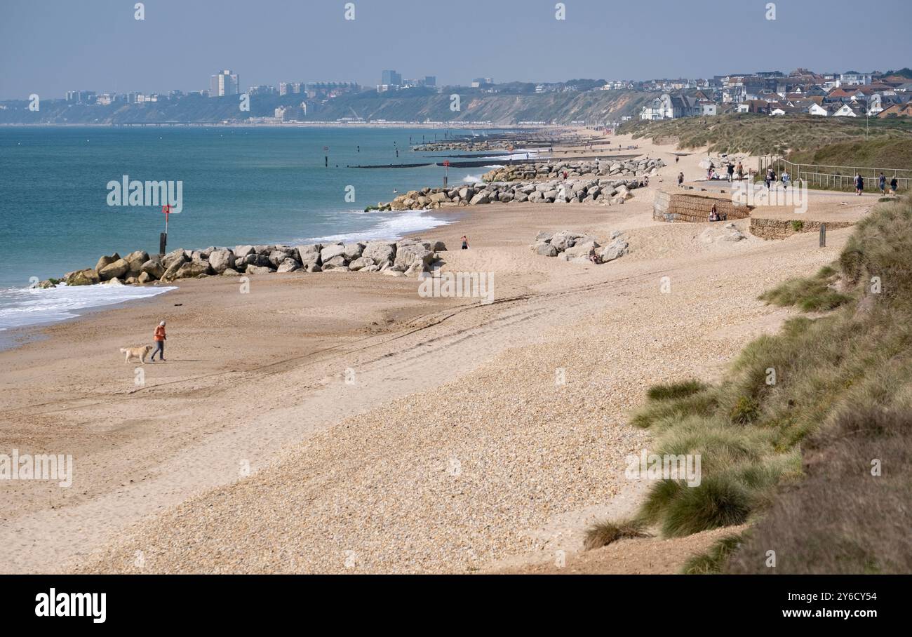 Guardando lungo la spiaggia di Hengistbury Head verso Bournemouth sulla costa del Dorset nel sud dell'Inghilterra. Foto Stock