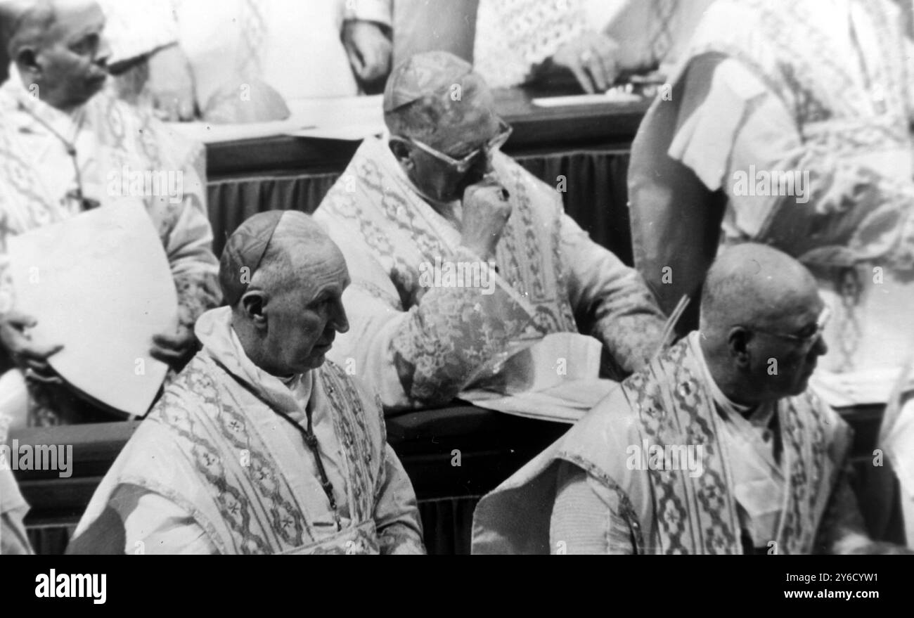 LARRONCARDINALS NORMAN GILROY, JAMES FRANCIS MCINTYRE, FRANCIS J SPELLMAN AL CONCILIO ECUMENICO DELLA CITTÀ DEL VATICANO, VARI CARDINALI, PATRIARCHI E VESCOVI DELLA CHIESA CATTOLICA / ; 1° OTTOBRE 1963 Foto Stock