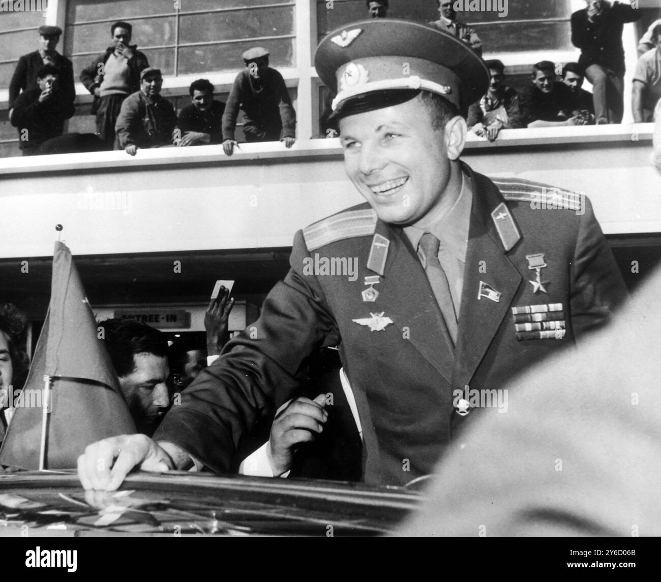 IL COSMONAUTA SOVIETICO YURI GAGARIN ALL'AEROPORTO LE BOURGET DI PARIGI / ; 28 SETTEMBRE 1963 Foto Stock