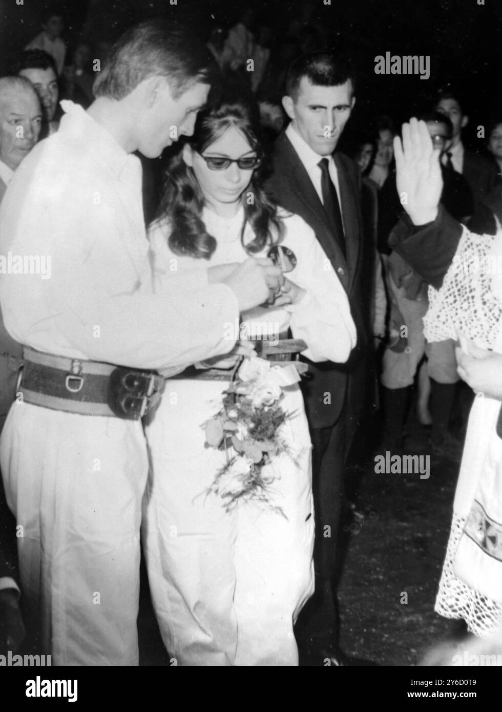 LAURA GREGOR L SPOSA RICHARD SAUNIG 441FT DOWN UNDER IN A CAVE A TRIESTE, ITALIA - ANELLI DI SCAMBIO; 24 SETTEMBRE 1963 Foto Stock