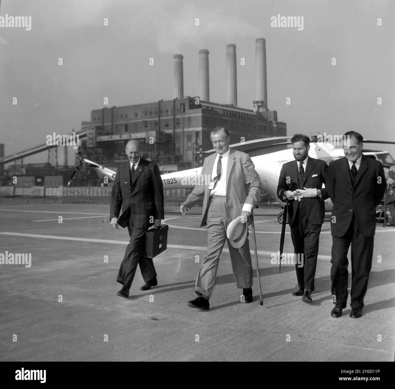 SEGRETARIO DI STATO BRITANNICO DUNCAN SANDYS ALL'ELIPORTO DI BATTERSEA; 20 SETTEMBRE 1963 Foto Stock