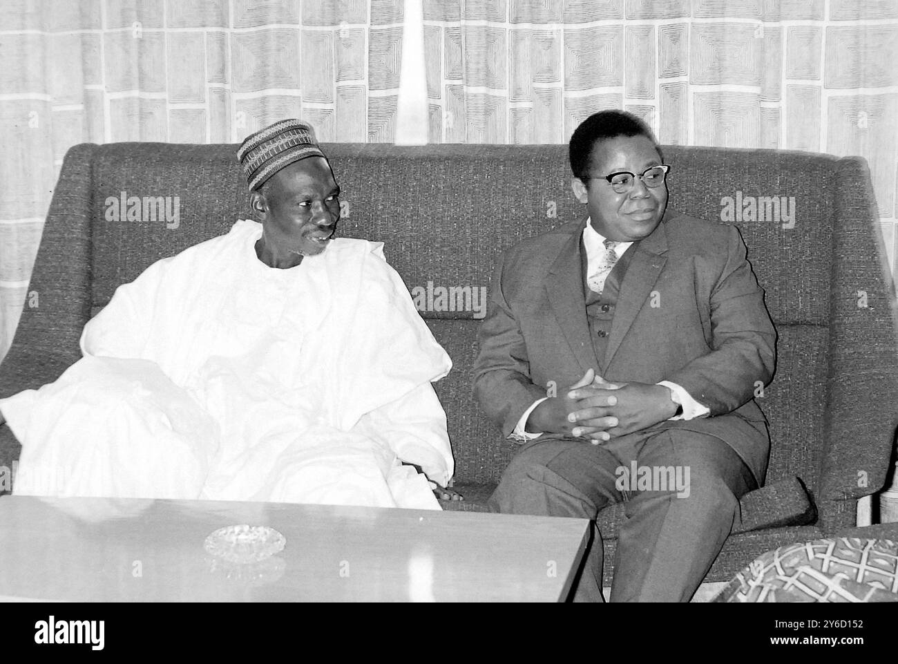 IL PRIMO MINISTRO NIGERIANO ABUBAKAR TAFAWA BALEWA A T CON JOSPEH KASAVUBU IN LEOPOLDVILLE / ; 18 SETTEMBRE 1963 Foto Stock