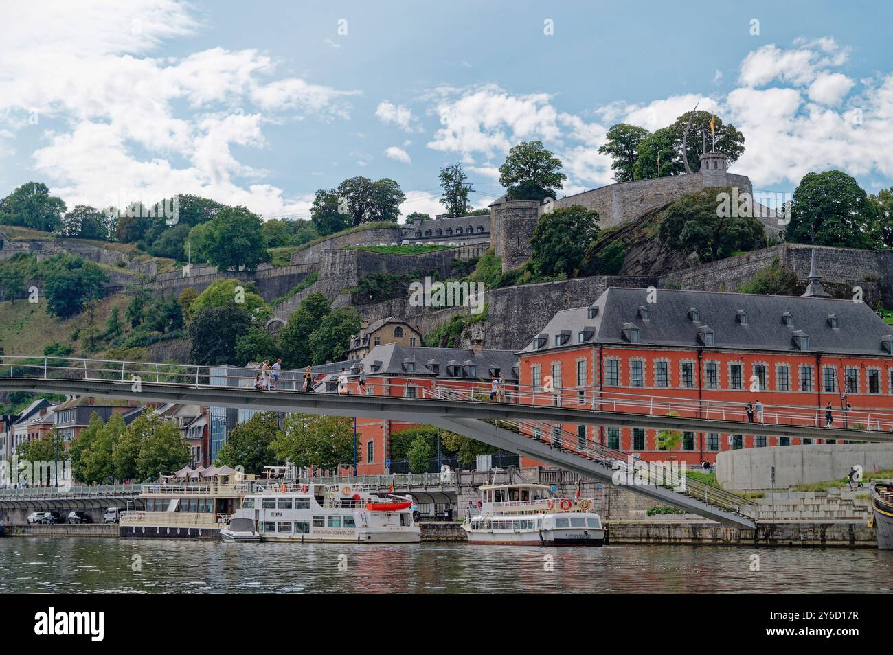 Belgio, Vallonia, Namur: L'Enjambee, passerella pedonale-ciclista che attraversa il fiume Mosa. Sullo sfondo, il Parlamento della Vallonia e la cita Foto Stock