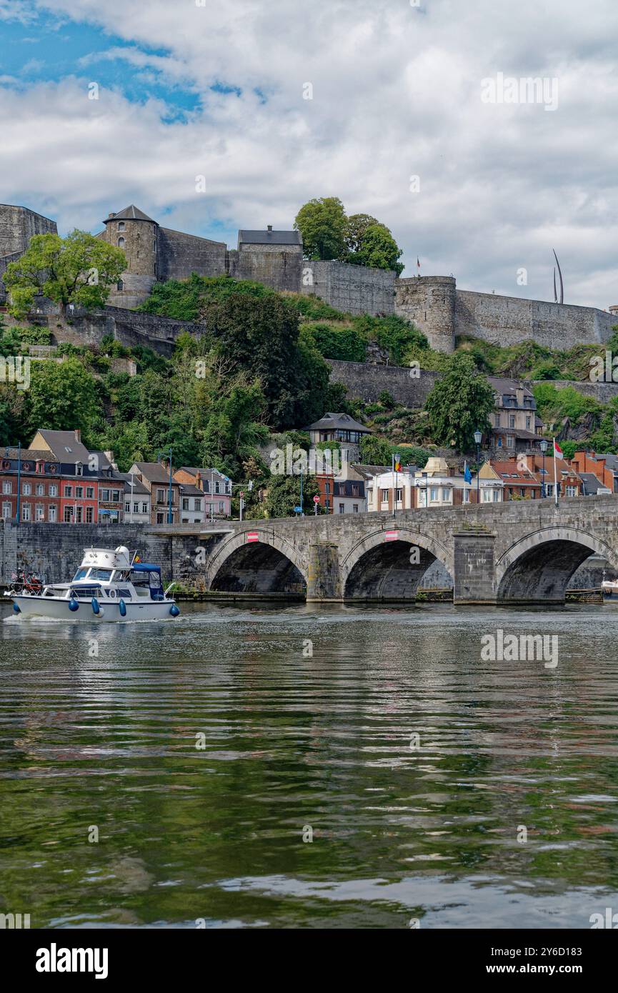 Belgio, Vallonia, Namur: Il fiume Mosa, il ponte pont des Ardennes e la cittadella Foto Stock