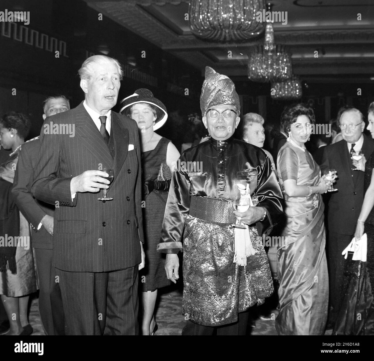 IL PREMIER BRITANNICO HAROLD MACMILLAN CON L'ALTO COMMISSARIO MALESE TUNKUN YA'ACOB A LONDRA; 16 SETTEMBRE 1963 Foto Stock