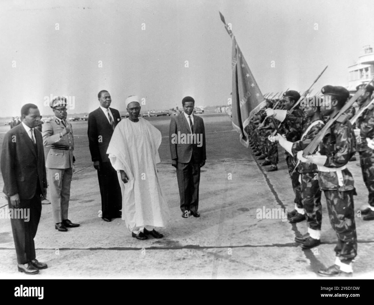 PRIMO MINISTRO DELLA REPUBBLICA DEMOCRATICA DEL CONGO CYRILLE ADOULA CON ABUBAKA TAFAWA BALEWA IN LEOPOLDVILLE; 16 SETTEMBRE 1963 Foto Stock