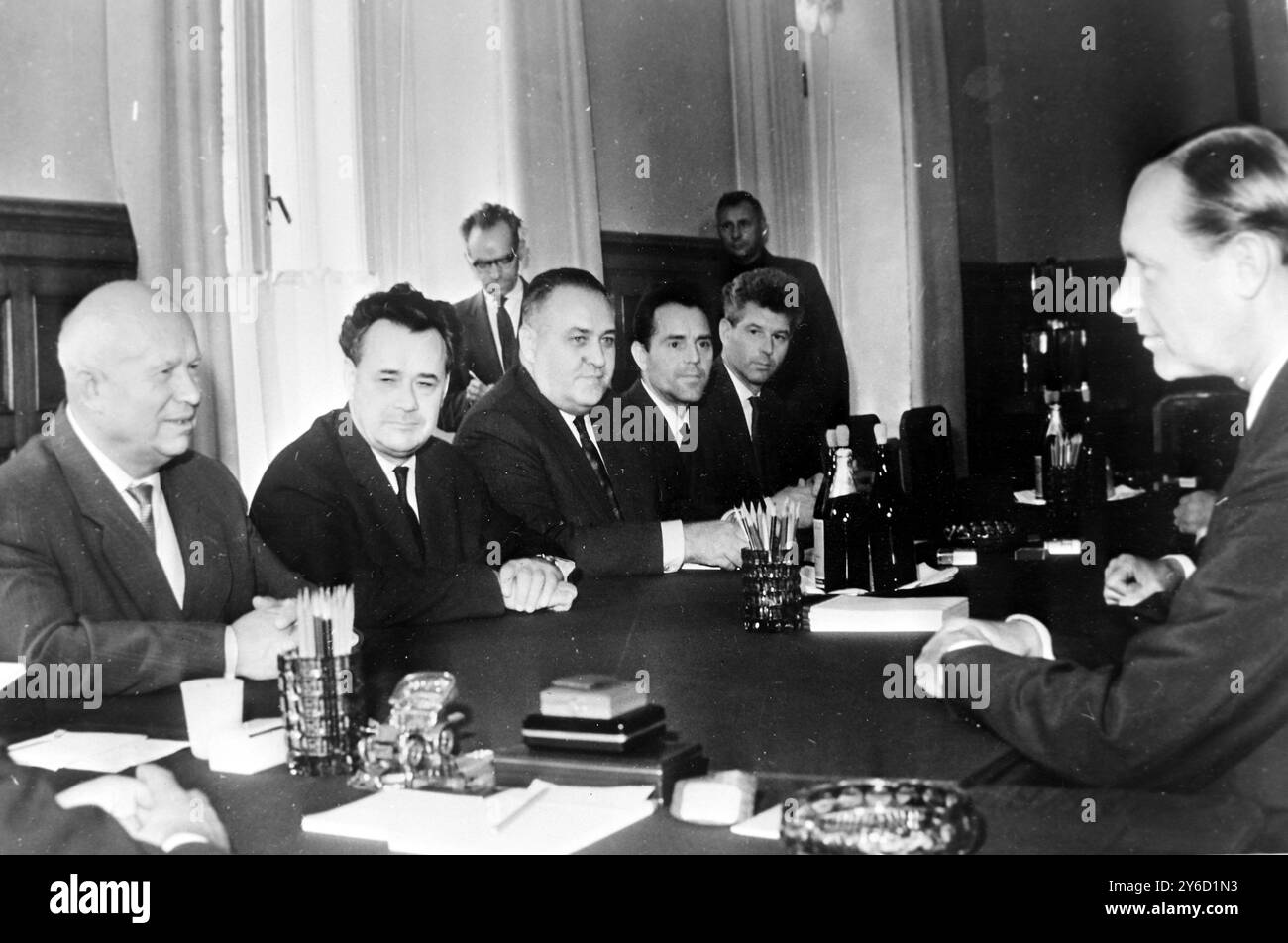 IL PRIMO MINISTRO SOVIETICO NIKITA KHRUSHCHEV CON FREDERICK ERROLL AL CREMLINO DI MOSCA / ; 13 SETTEMBRE 1963 Foto Stock