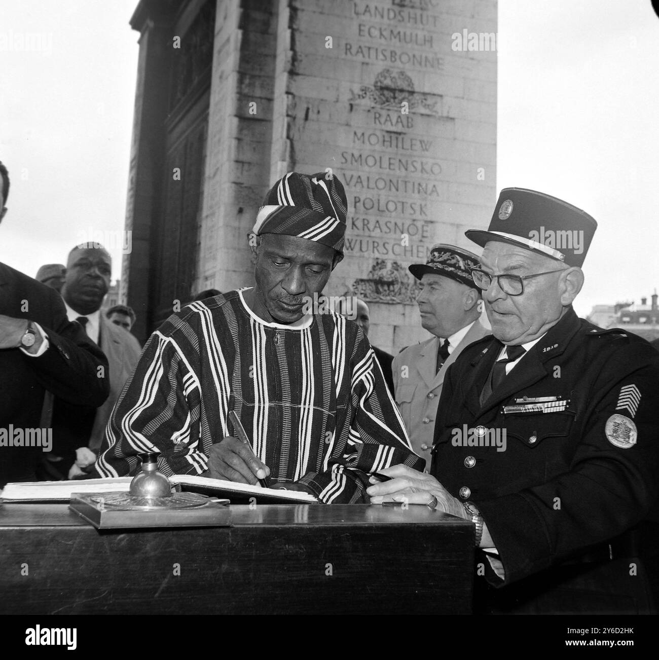 SIERRA LEONE PREMIER MILTON MARGAI FIRMA IL LIBRO G OLDEN CON IL GENERALE DODELIER A PARIGI / ; 7 SETTEMBRE 1963 Foto Stock