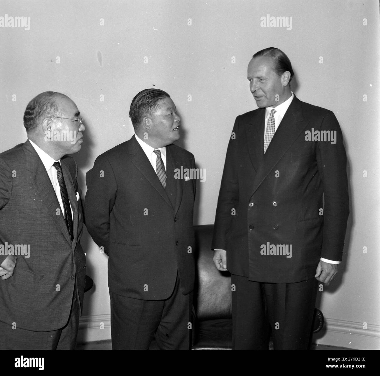 FREDERICK ERROLL CON IL MINISTRO DEGLI ESTERI GIAPPONESE MASAYOSHI OHIRA PRESSO L'AMBASCIATA GIAPPONESE A LONDRA /; 5 SETTEMBRE 1963 Foto Stock