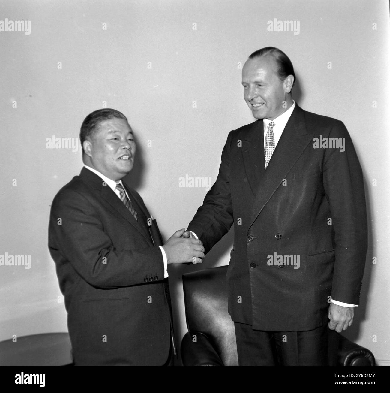 FREDERICK ERROLL CON IL MINISTRO DEGLI ESTERI GIAPPONESE MASAYOSHI OHIRA PRESSO L'AMBASCIATA GIAPPONESE A LONDRA /; 5 SETTEMBRE 1963 Foto Stock