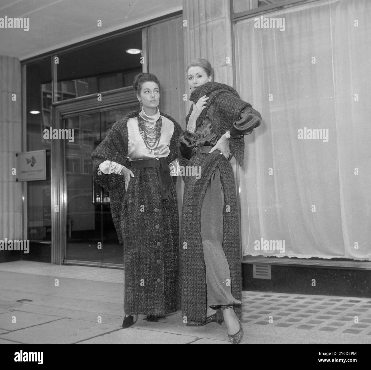 FASHION DIOR COLLEZIONE INVERNALE ABITI IN MOHAIR A TUTTA LUNGHEZZA; 5 SETTEMBRE 1963 Foto Stock