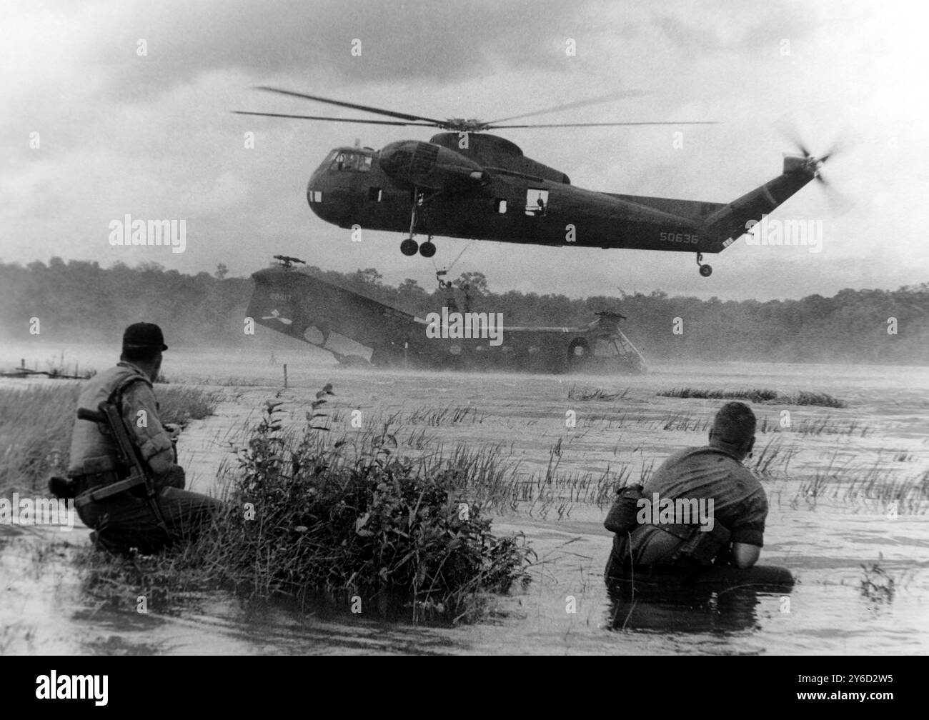 4 SETTEMBRE 1963 SOTTO IL FUOCO DEL COMUNISTA VIET CONG, UN ELICOTTERO H-37 RECUPERA UN H-21 SCHIANTATO DURANTE UNA MISSIONE DI SALVATAGGIO NEL VIETNAM DEL SUD. Foto Stock