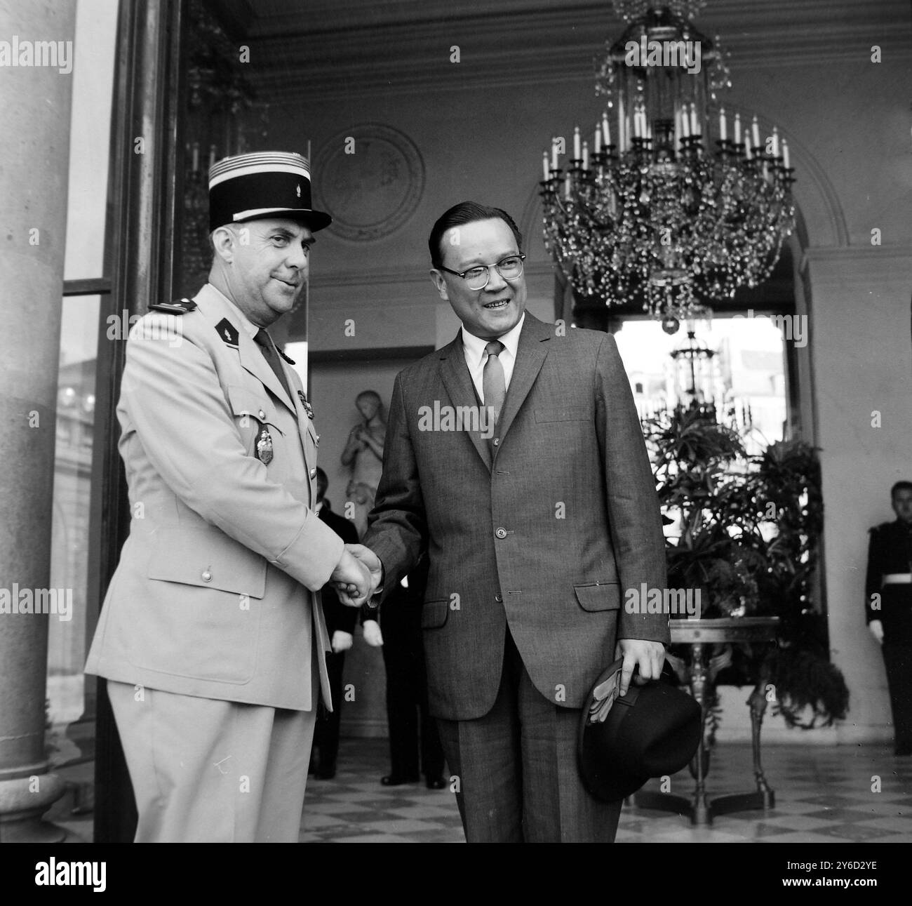 IL MINISTRO DEGLI ESTERI DELLA CINA NAZIONALISTA SHEN CHAN HUAN IN FRANCIA CON IL MAGGIORE LE QUILLET A PARIGI; 3 SETTEMBRE 1963 Foto Stock