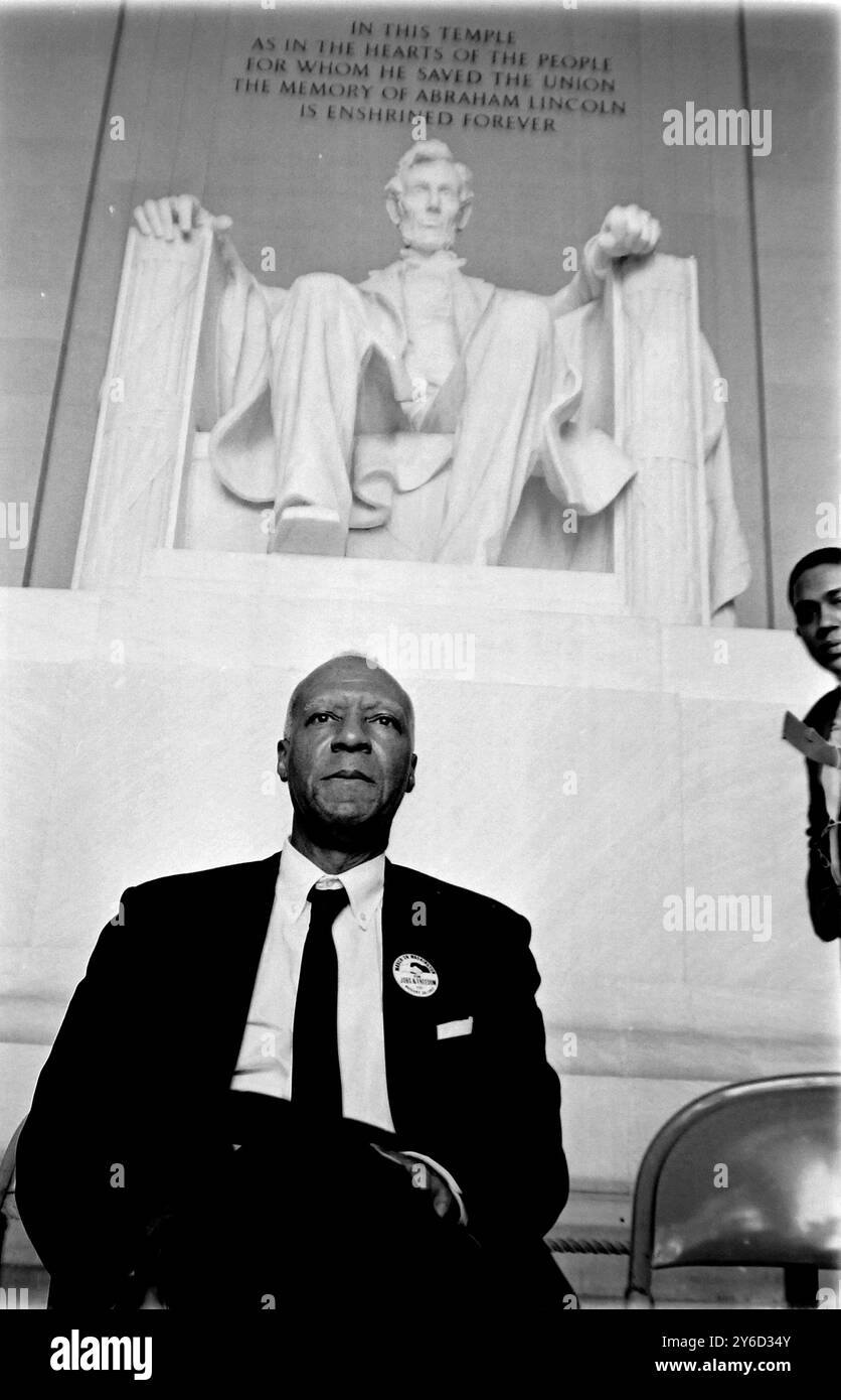 PHILIP RANDOLPH ALLA MARCIA PER I DIRITTI CIVILI A WASHINGTON SEDUTA SUL LINCOLN MEMORIAL /; 30 AGOSTO 1963 Foto Stock