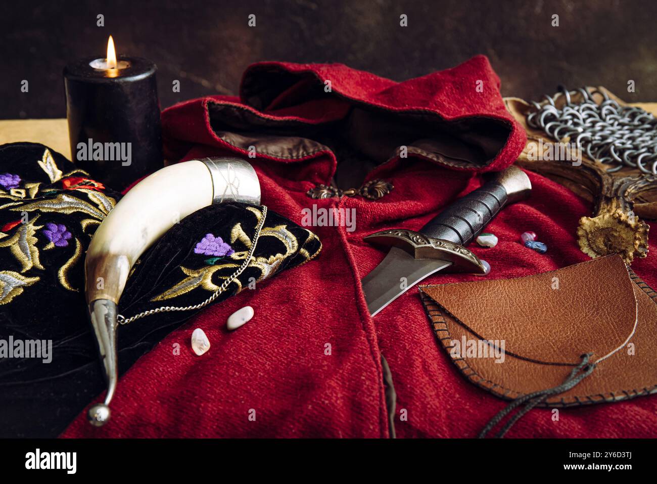 Gioco di ruolo fantasy dal vivo. Sfondo decorato con vari oggetti carattere strumenti: Pugnale, catena di posta, capo, abbigliamento. Foto Stock