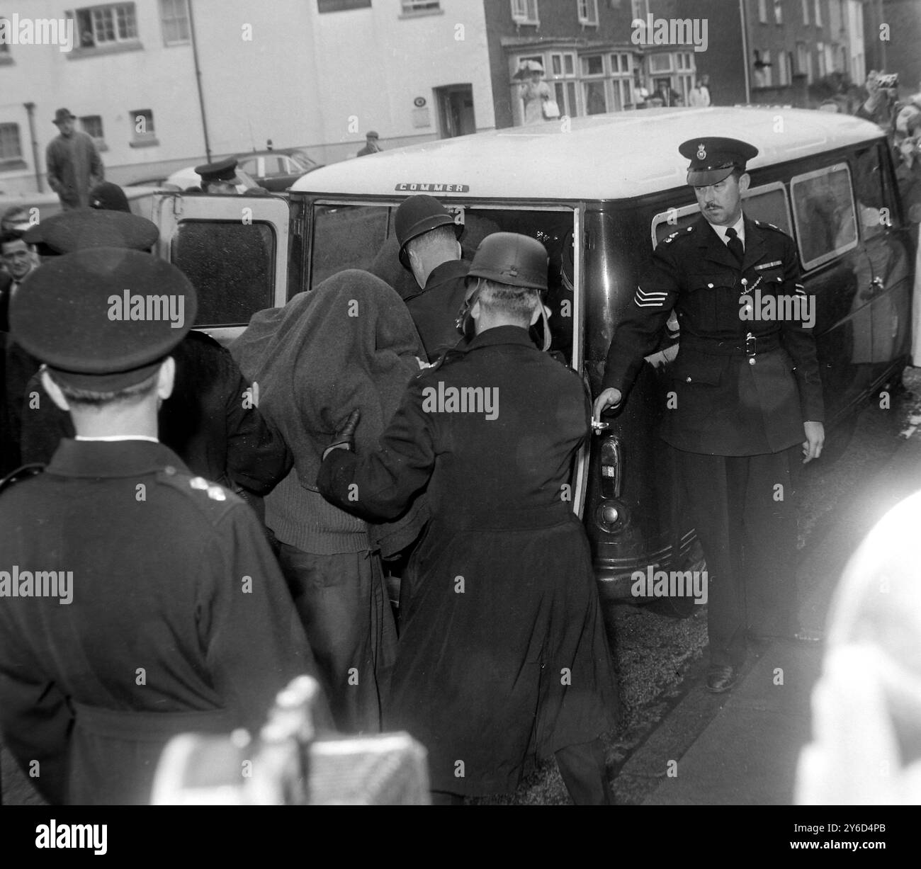 16 AGOSTO 1963 DUE UOMINI INCAPPUCCIATI VENGONO PRELEVATI DA UN FURGONE DELLA POLIZIA PER LA GRANDE RAPINA IN TRENO. CINQUE UOMINI SONO TENUTI IN CUSTODIA PER ESSERE INTERROGATI DOPO CHE 2,6 MILIONI DI STERLINE SONO STATI RUBATI IN UN AUDACE RAID. LINSLADE, BUCKINGHAMSHIRE, INGHILTERRA. Foto Stock