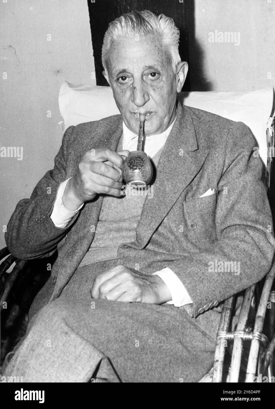 GOVERNO ARTURO UMBERTO ILLIA PRESIDENTE FUMANDO PIPA FUORI MISURA A CORDOBA, ARGENTINA; 16 AGOSTO 1963 Foto Stock