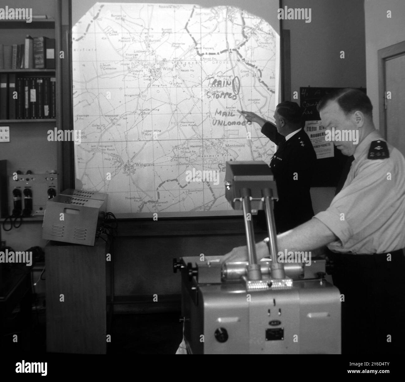 14 AGOSTO 1963 IL CENTRO NEVRALGICO DELLA CACCIA AGLI INDIZI DOPO CHE 2,6 MILIONI DI STERLINE SONO STATI RUBATI DURANTE LA GRANDE RAPINA AL TRENO. UN TIP OFF HA IDENTIFICATO CHE LA FATTORIA LEATHERSLADE È STATA UTILIZZATA DAI BANDITI PER STENDERE PARTE DEL DENARO. AYLESBURY, BUCKINGHAMSHIRE, INGHILTERRA. Foto Stock