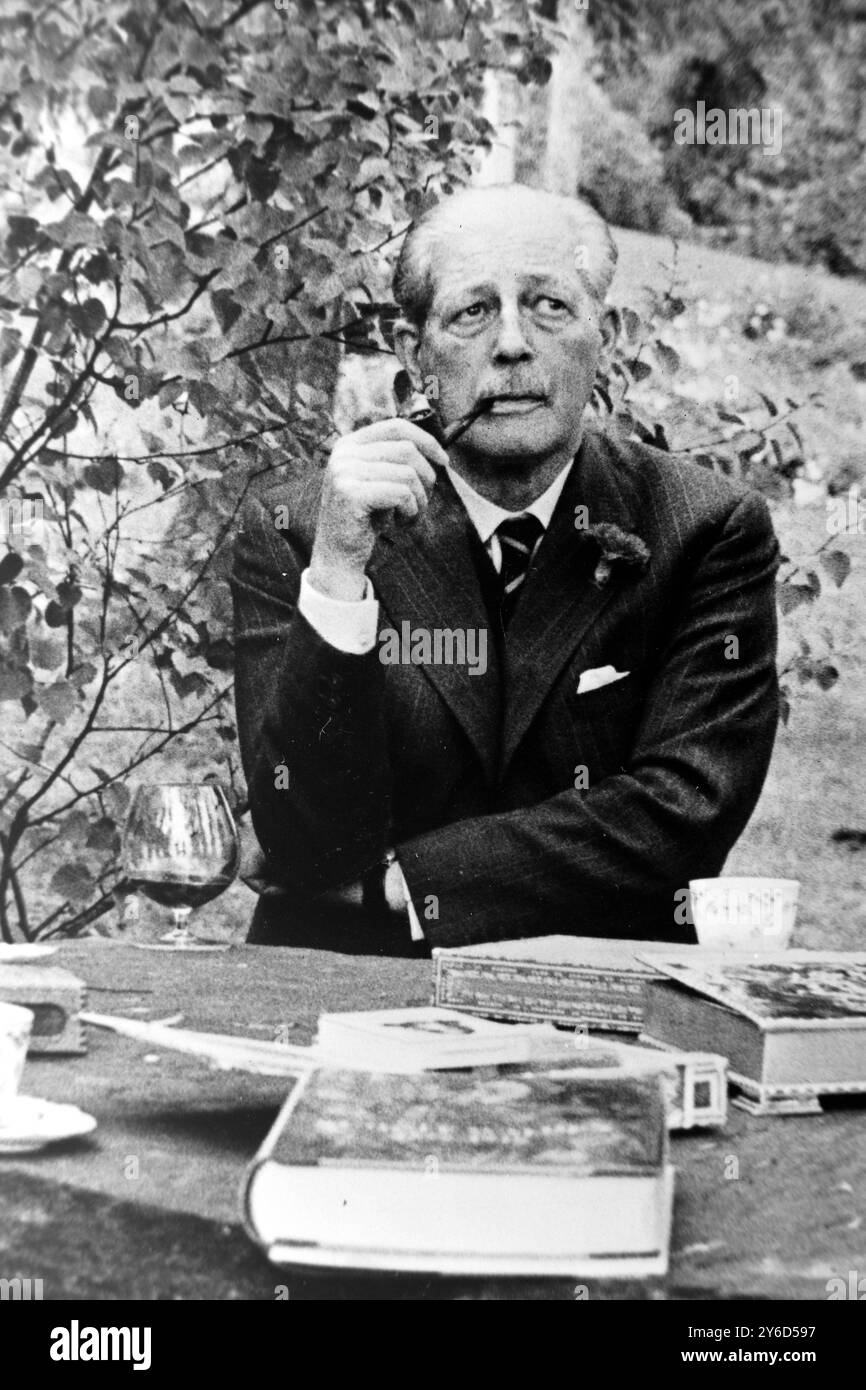 IL PREMIER BRITANNICO HAROLD MACMILLAN FUMA PIPA IN FINLANDIA / ; 9 AGOSTO 1963 Foto Stock