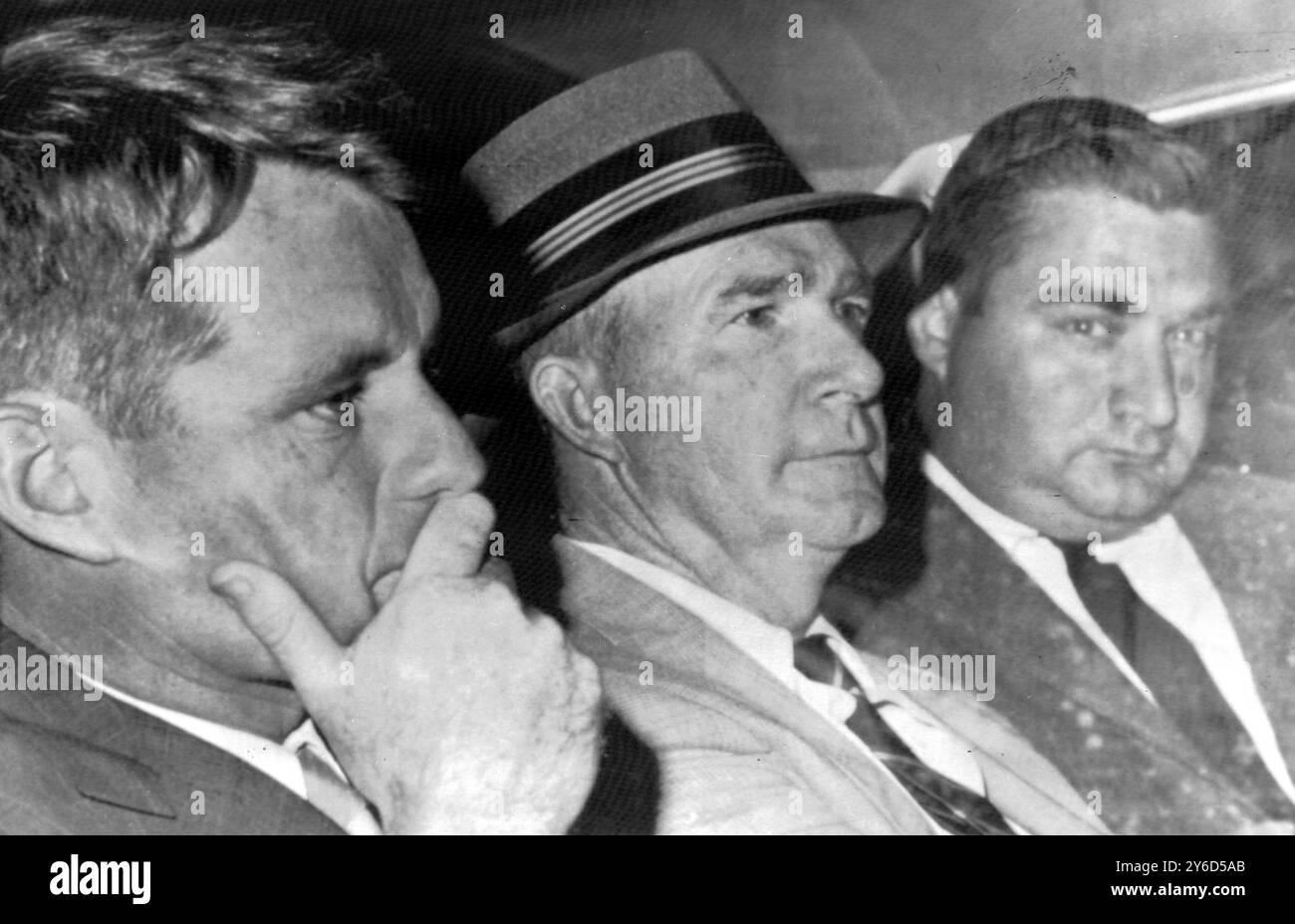 PROCURATORE GENERALE ROBERT KENNEDY CON DAVE POWERS E PIERRE SALINGER A BOSTON / ; 9 AGOSTO 1963 Foto Stock