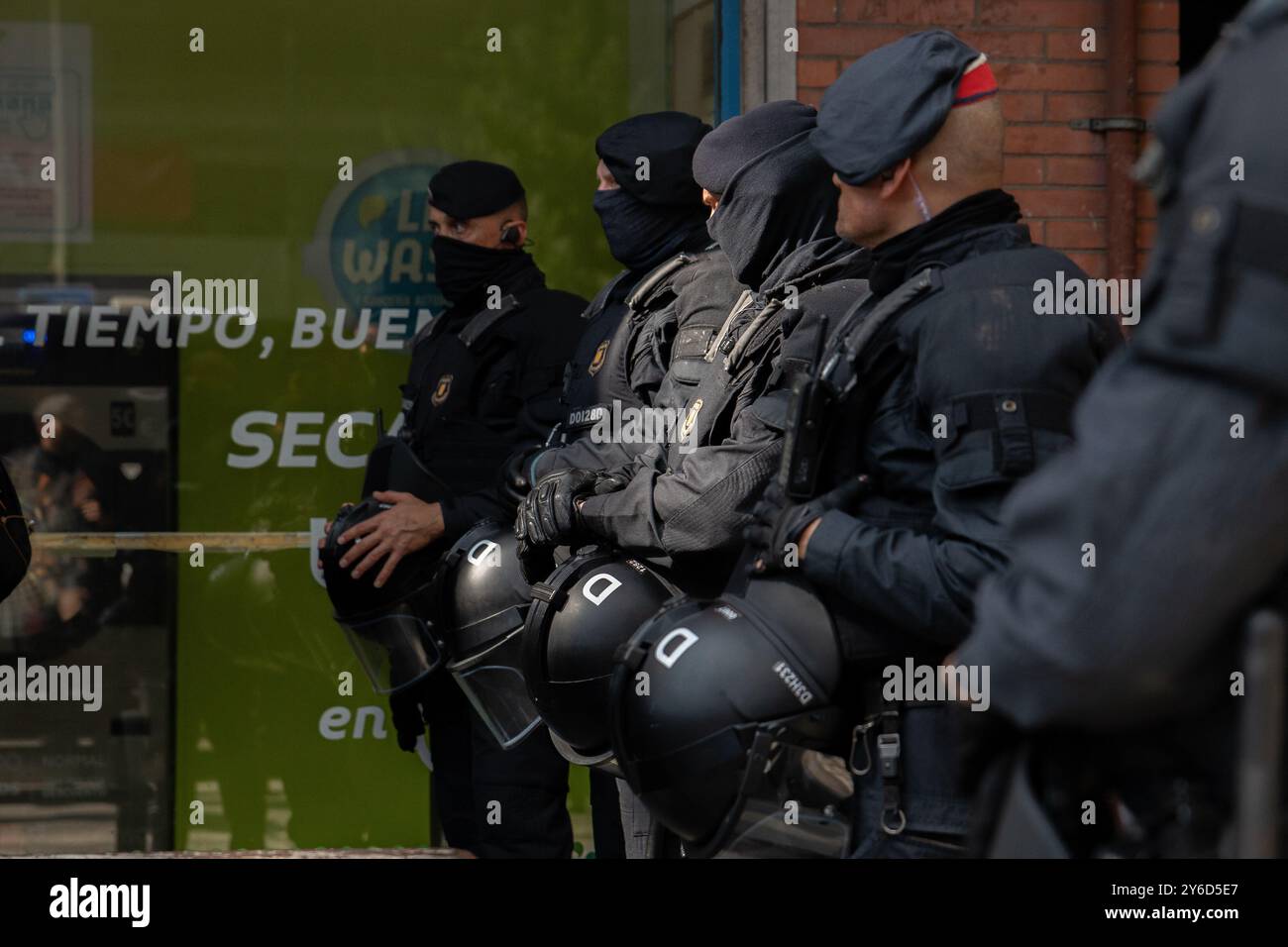 Scontri tra polizia e manifestanti all'ingresso della fiera immobiliare The District di Barcellona. I manifestanti hanno gettato la polvere di Holi, provocando accuse di polizia. Enfrentamientos entre policía y manifestantes a las puertas de la feria inmobiliaria The District en Barcelona. Los manifestantes lanzaron polvos holi, lo que provocó las cargas policiales News, Politics,Barcelona Spain mercoledì 25 settembre 2024 (foto di Eric Renom/LaPresse) Foto Stock