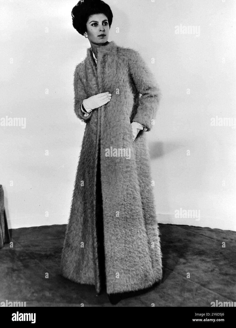 MODA DI NINA RICCI ABITO DA SERA A TUTTA LUNGHEZZA A PARIGI; 6 AGOSTO 1963 Foto Stock