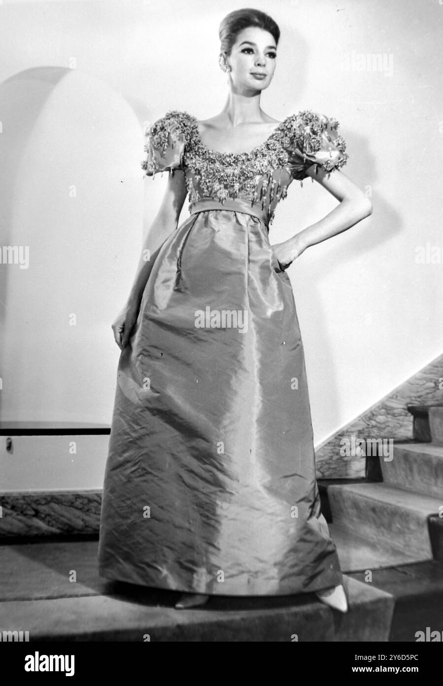 ABITO DA SERA FASHION PIERRE BALMAIN; 4 AGOSTO 1963 Foto Stock