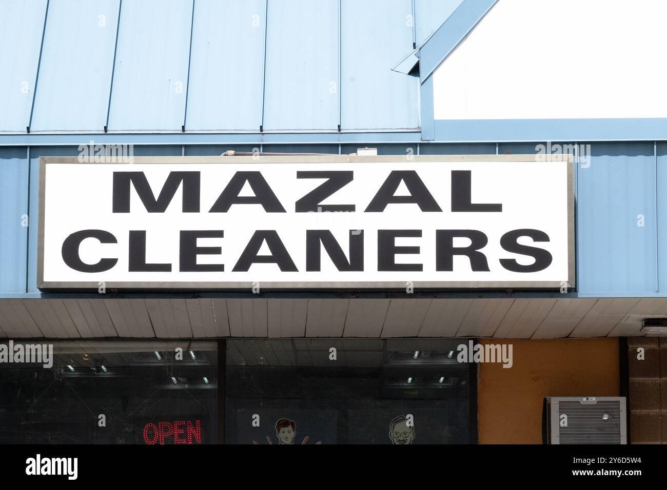 Il cartello esterno per Mazal Cleaners, un pulitore a secco sulla NY-59 a Monsey, Rockland County, NY. Mazal è ebraico o yiddish per fortuna Foto Stock
