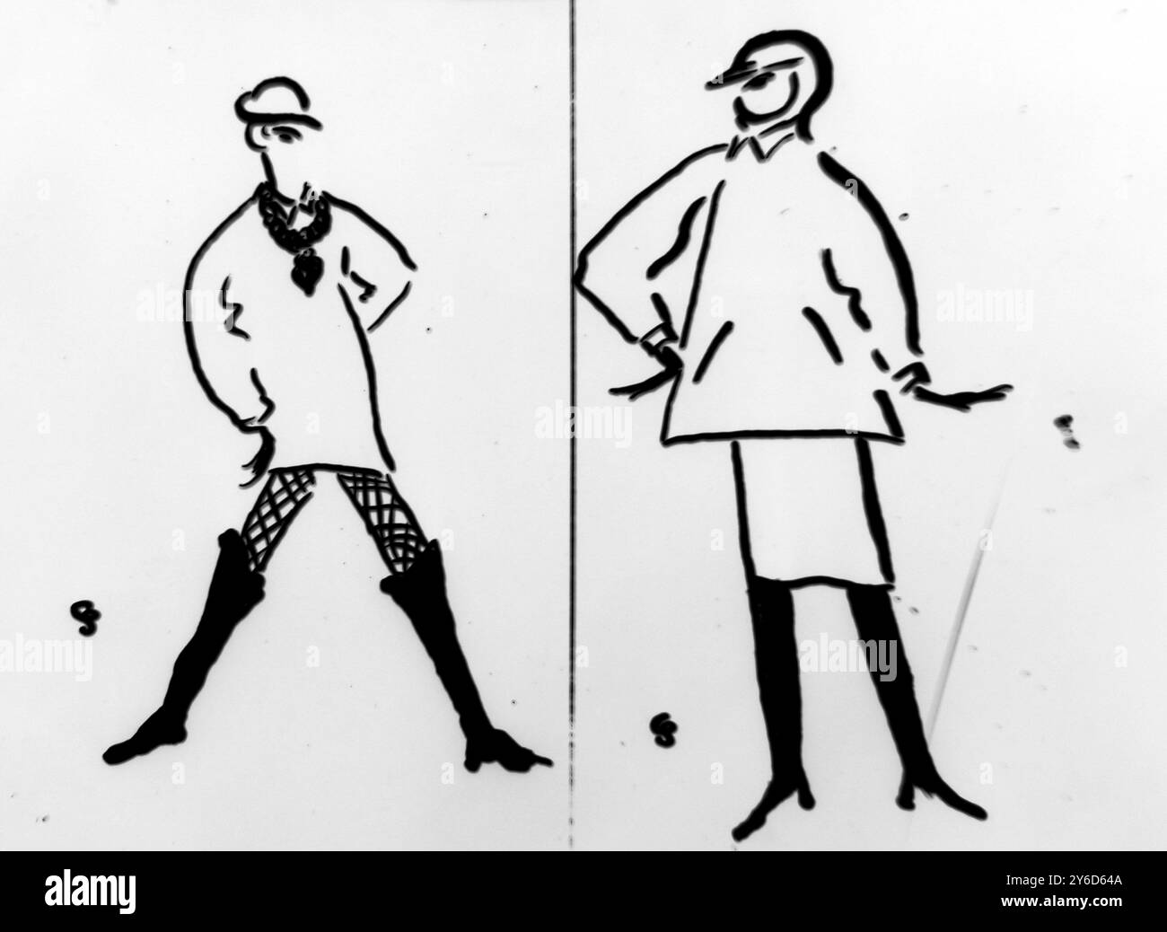 Parigi : lo stilista parigino Yves Saint Laurent ha mostrato dei vestiti " beat " quando ha presentato la sua collezione Autunno - Inverno di grande successo e lodata . ecco gli schizzi di due stili accattivanti della collezione . A sinistra : il tema Robin Hood' - un cappellino , un jerkin scamosciato e stivali in pelle a metà coscia con pantaloni stretti in tweed . Destra : il cappellino con sottogola , con sottogola , giacca aderente , gonna dritta e calze di lana scura al ginocchio . 30 luglio 1963 Foto Stock
