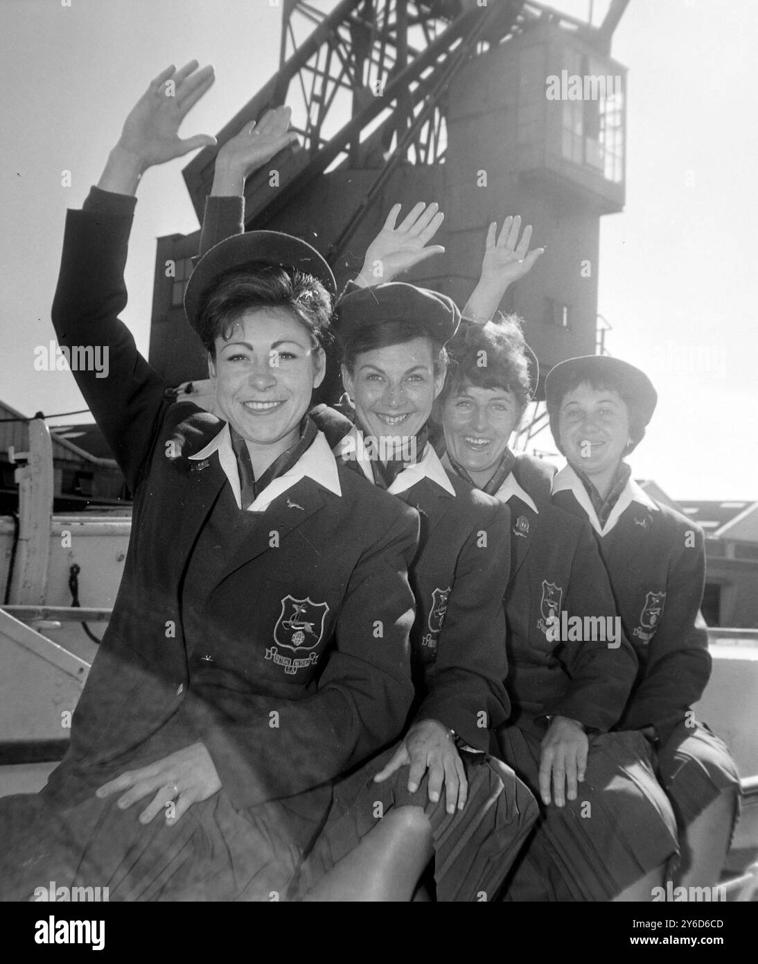 Nella foto del loro arrivo qui questa mattina a bordo della Union Castle Mailship, 'Capetown Castle' sono alcuni dei tredici membri della squadra sudafricana di Netball femminile. Da sinistra a destra sono Elli Swanepoel (23) di Kimberley; Esther Huizen (23) di Bloemfontein; Lynette Baird (25) di Pretoria e Esther de Swardt (22) di Port Elizabeth. La squadra è qui per i Campionati del mondo di Eastbourne, Sussex, Inghilterra.26 LUGLIO 1963 Foto Stock