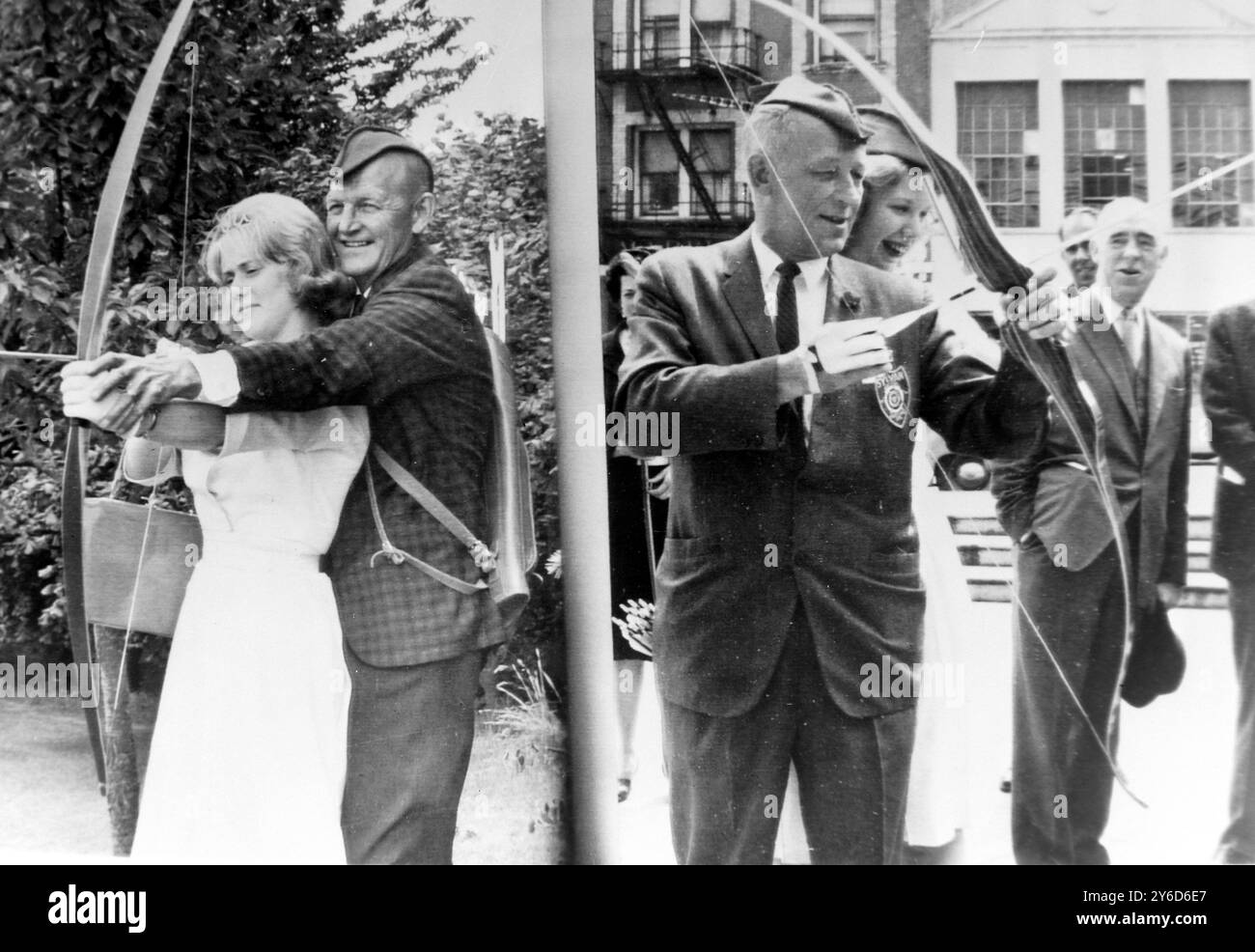 ROY LEIN CON TRINETTE LUXOM CON ARCO FRECCIA IN SHERWOOD / ; 27 LUGLIO 1963 Foto Stock