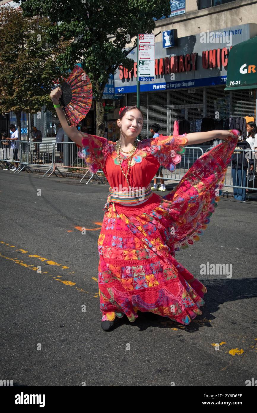 Una graziosa e attraente ballerina, probabilmente sudamericana, alla Hispanic Heritage Parade del 2024 sulla 37th Ave a Jackson Heights, Queens, New York. Foto Stock