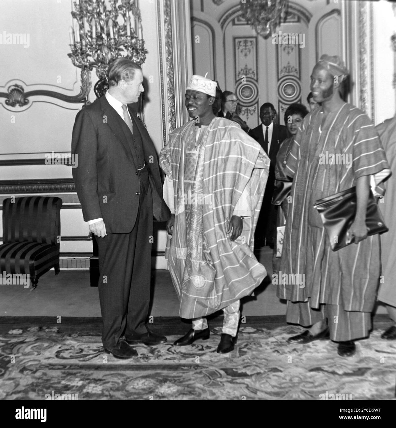 IL MINISTRO NIGERIANO DELL'INFORMAZIONE J NELSON WILLIAMS CON T O S BENSON INCONTRA DUNCAN SANDYS A LONDRA; 22 LUGLIO 1963 Foto Stock