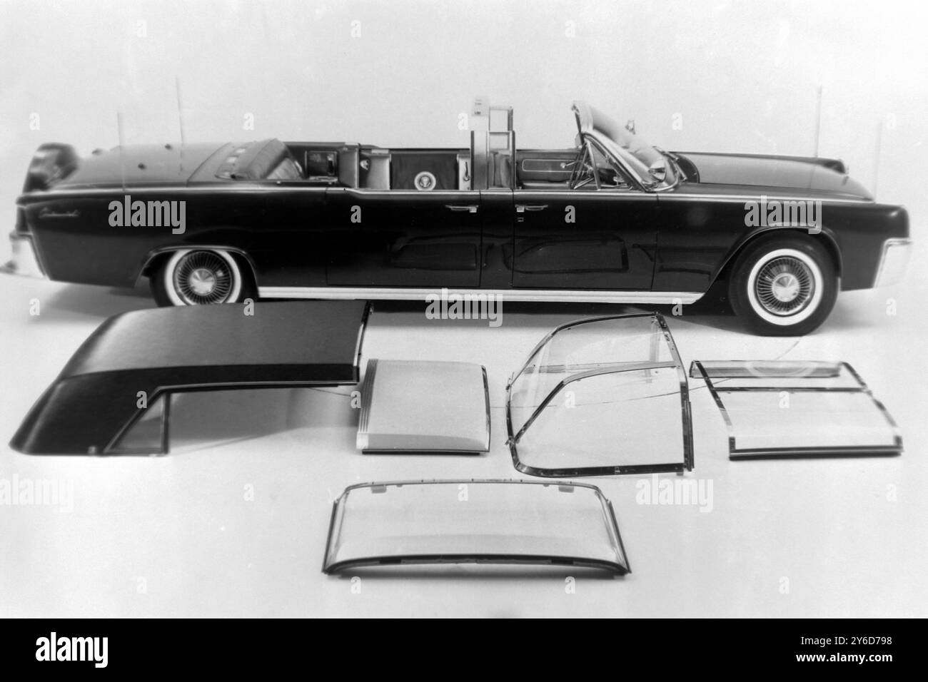 19 LUGLIO 1963 UNA NUOVA AUTO PER IL PRESIDENTE JOHN F. KENNEDY, LA LINCOLN PRESIDENTIAL CONTINENTAL L'AUTO PIÙ ESCLUSIVA AL MONDO CHE INCLUDE ACCESSORI ALTERNATIVI PER IL TETTO E UN PULSANTE PER SOLLEVARE IL SEDILE DEL PRESIDENTE DI DIECI CENTIMETRI E MEZZO IN MODO CHE LE PERSONE POSSANO AVERE UNA VISUALE MIGLIORE DI LUI, WASHINGTON D.C., USA. Foto Stock 19 LUGLIO 1963 UNA NUOVA AUTO PER IL PRESIDENTE JOHN F. KENNEDY, LA LINCOLN PRESIDENTIAL CONTINENTAL L'AUTO PIÙ ESCLUSIVA AL MONDO CHE INCLUDE ACCESSORI ALTERNATIVI PER IL TETTO E UN PULSANTE PER SOLLEVARE IL SEDILE DEL PRESIDENTE DI DIECI CENTIMETRI E MEZZO IN MODO CHE LE PERSONE POSSANO AVERE UNA VISUALE MIGLIORE DI LUI, WASHINGTON D.C., USA. Foto Stock