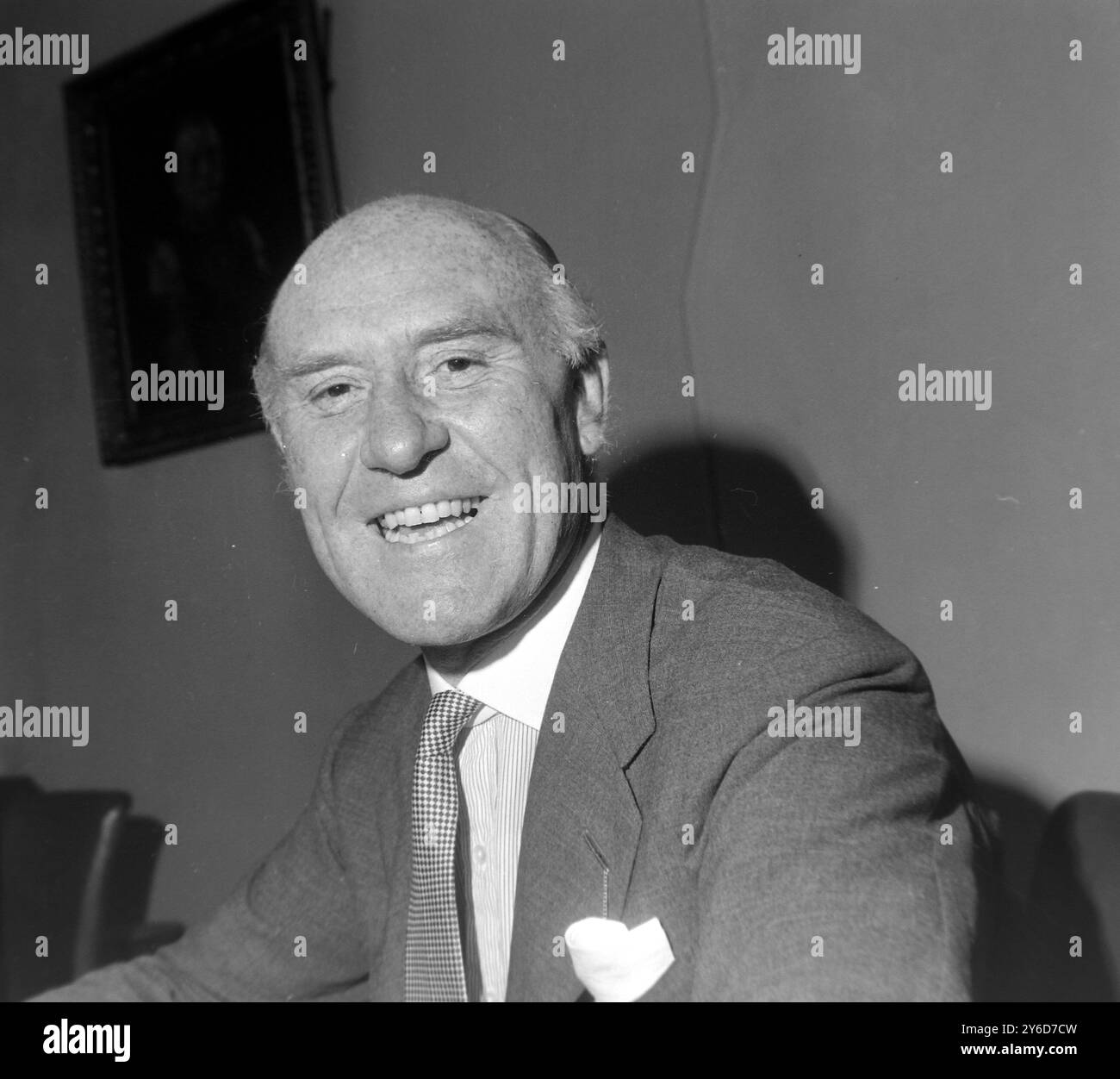 AMBASCIATORE BRITANNICO IN KUWAIT GORDON JACKSON A LONDRA; 17 LUGLIO 1963 Foto Stock