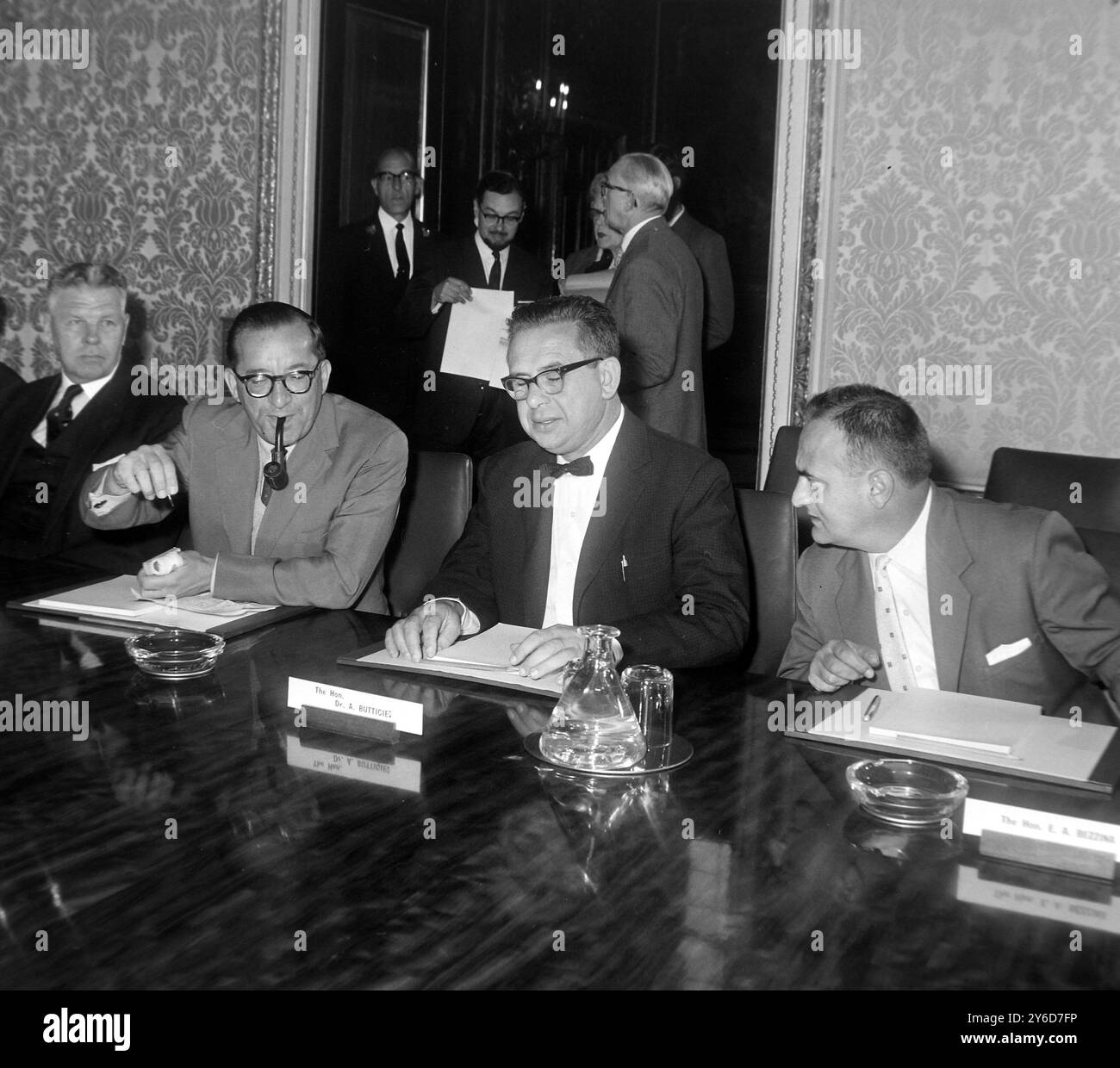 DOM MINTOFF, ATTARD BEZZINA E ANTON BUTTIGIERG ALLA CONFERENZA SULL'INDIPENDENZA DI MALTA A LONDRA / ; 16 LUGLIO 1963 Foto Stock