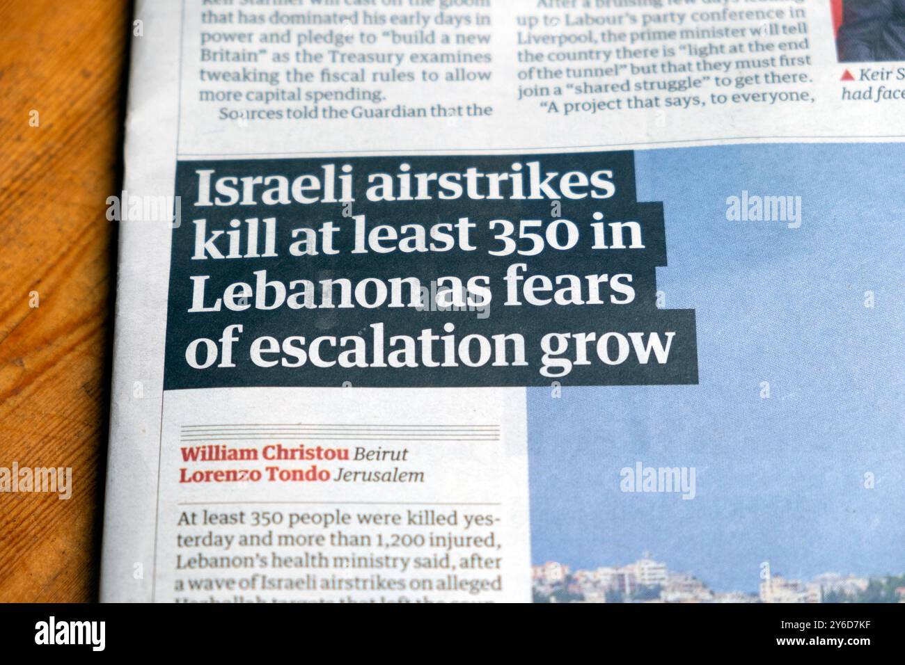 "Gli attacchi aerei israeliani uccidono almeno 350 persone in Libano con l'aumento dei timori di un'escalation", il quotidiano The Guardian scrive l'articolo sulla guerra d'Israele del 24 settembre 2024 Londra Foto Stock