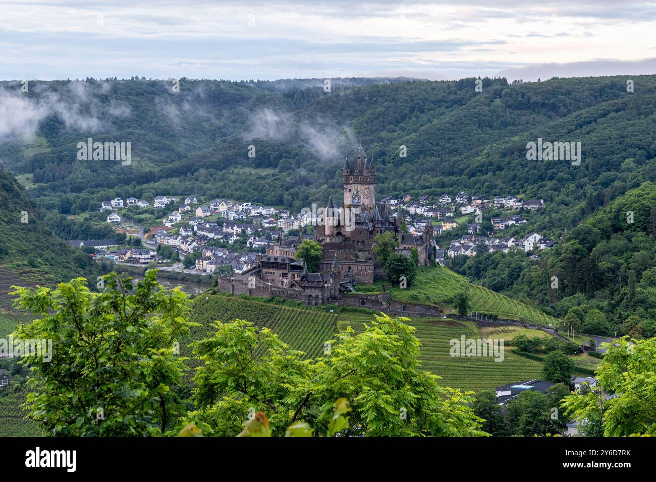 Cochem, Germania - 30 maggio 2024: Immagine panoramica di Cochem con l'antico castello il 30 maggio 2024 in Renania-Palatinato, Germania Foto Stock