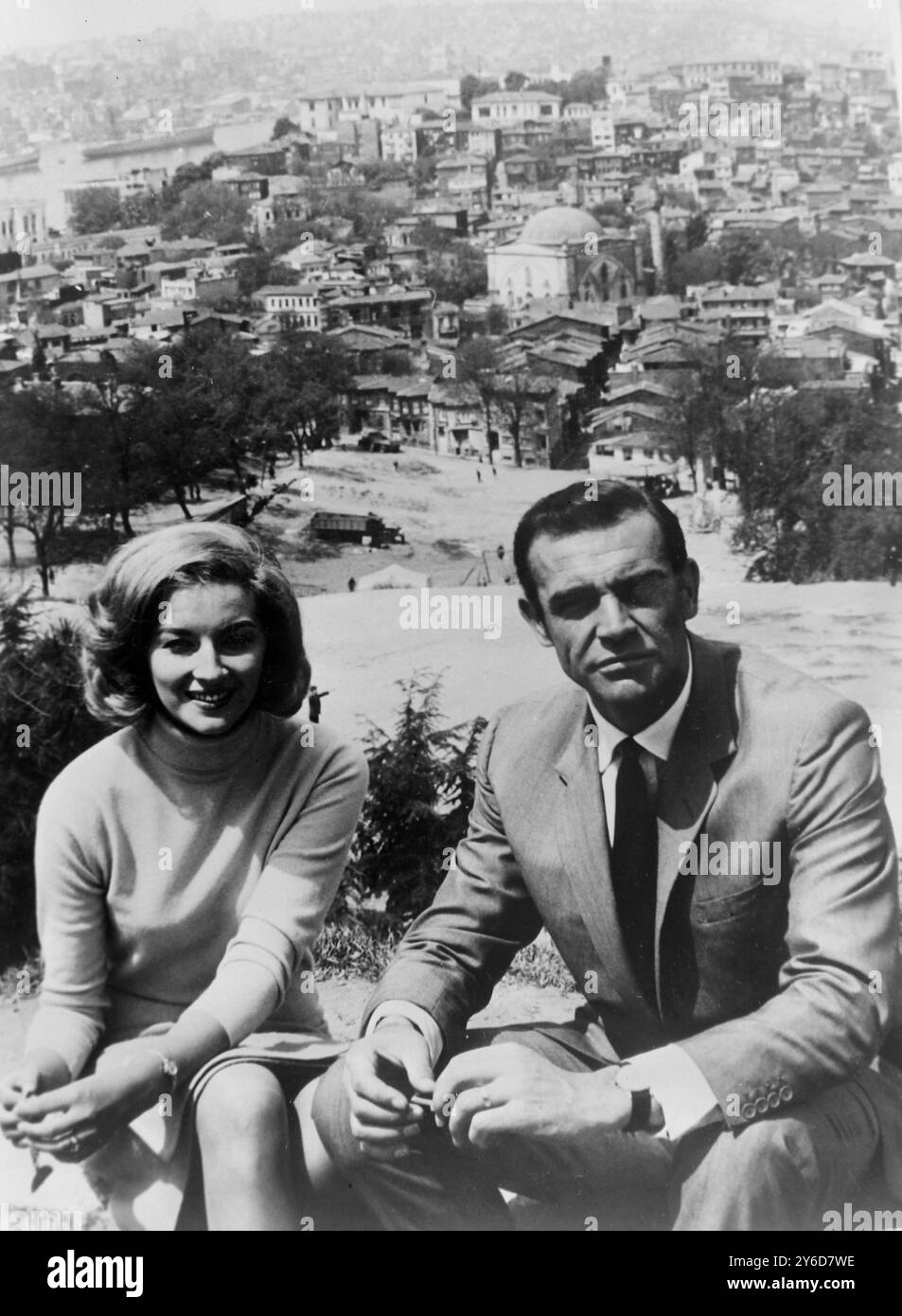 JAMES BOND SEAN CONNERY CON L'ATTRICE DANIELA BIANCHI A ISTANBUL , TURCHIA - DALLA RUSSIA, CON AMORE / ; 13 LUGLIO 1963 Foto Stock