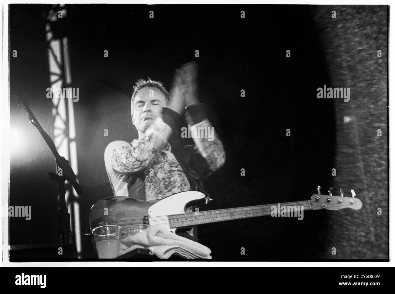 STING, ALL THIS TIME TOUR, CONCERTO, 2001: Il cantautore Sting suona una vecchia chitarra Fender Bass dal vivo durante l'All This Time Live Tour al Castello di Cardiff, Galles, Regno Unito, il 27 luglio 2001. Foto: Rob Watkins. INFO: Sting – nato Gordon Sumner nel 1951 a Wallsend – musicista ed ex frontman della polizia. Conosciuto per la sua voce distintiva e il suo stile di fusione di genere, ha esplorato il rock, il jazz, il reggae e la musica classica nella sua carriera solista, creando successi come "Fields of Gold" e "Shape of My Heart". Foto Stock