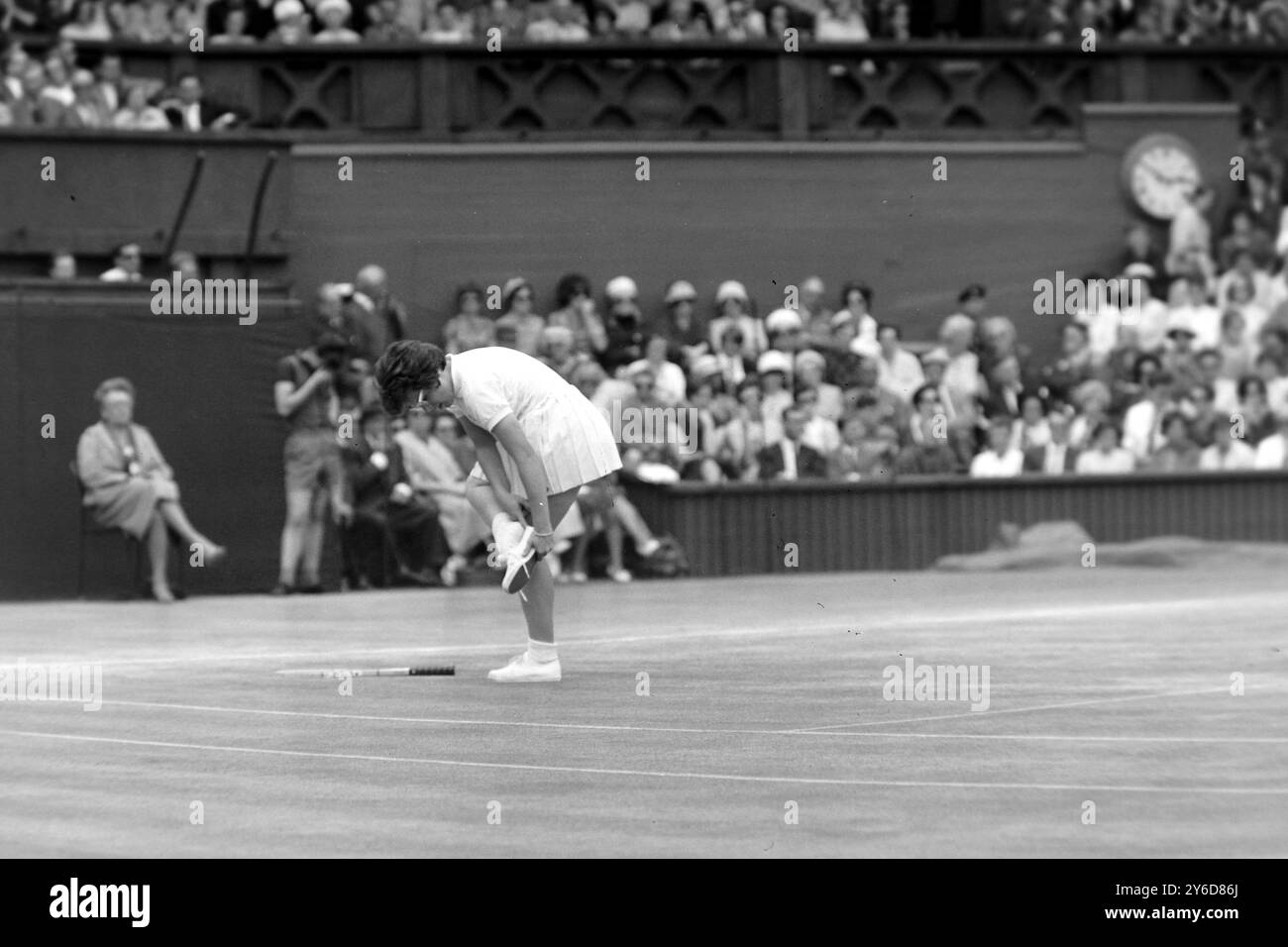 BILLIE JEAN MOFFITT TENNISTA IN AZIONE AL TORNEO DI WIMBLEDON INTERNATIONAL TENNIS CHAMPIONSHIPS COMPETITION A LONDRA; 8 LUGLIO 1963 Foto Stock