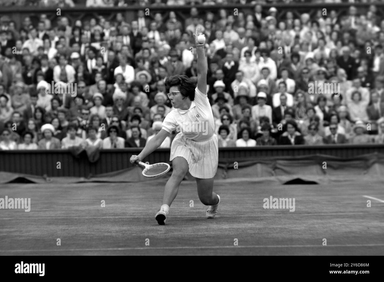 BILLIE JEAN MOFFITT TENNISTA IN AZIONE AL TORNEO DI WIMBLEDON INTERNATIONAL TENNIS CHAMPIONSHIPS COMPETITION A LONDRA; 8 LUGLIO 1963 Foto Stock
