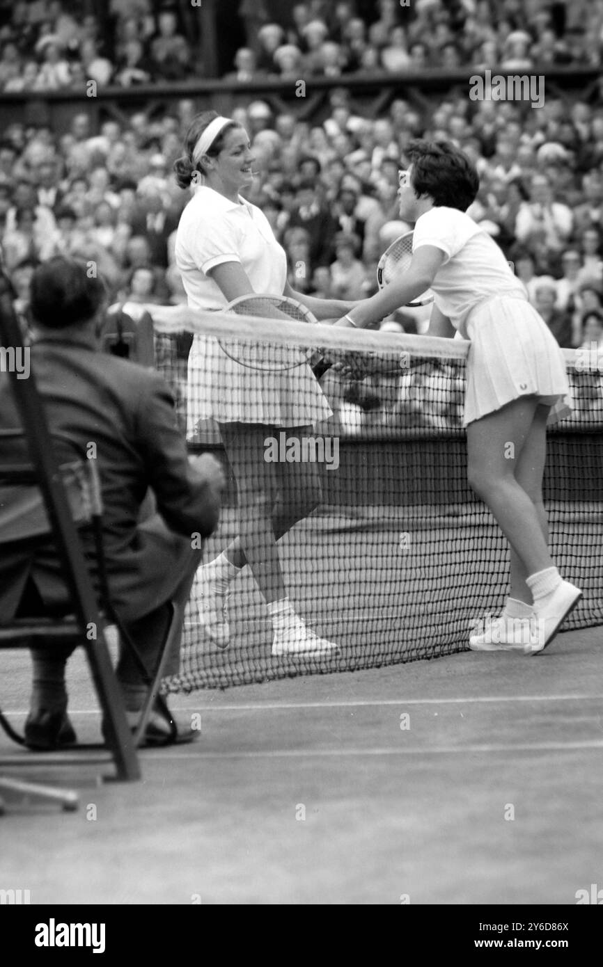 MARGARET SMITH E BILLIE JEAN MOFFITT TENNISTA IN AZIONE AL TORNEO DI WIMBLEDON INTERNATIONAL TENNIS CHAMPIONSHIPS COMPETITION A LONDRA / ; 8 LUGLIO 1963 Foto Stock