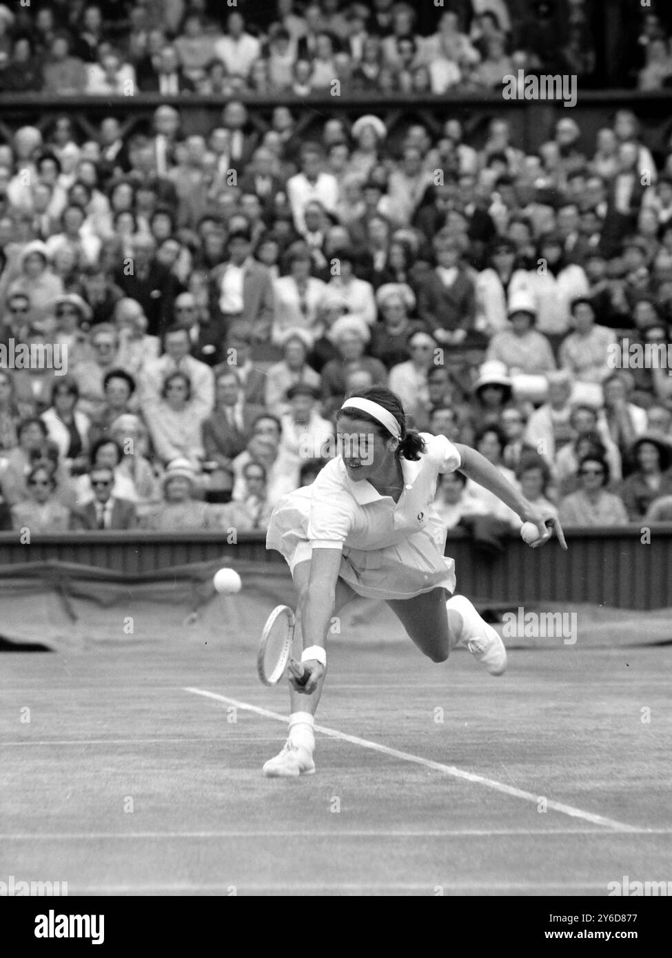 MARGARET SMITH TENNISTA IN AZIONE AL TORNEO DI WIMBLEDON INTERNATIONAL TENNIS CHAMPIONSHIPS COMPETITION A LONDRA; 8 LUGLIO 1963 Foto Stock